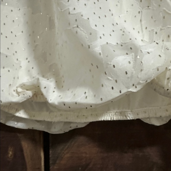 Chic Ivory Blouse with Subtle Patterns - Picture 4 of 5